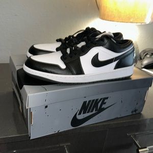 Women’s size 11 men’s 9.5 Jordan 1 panda low